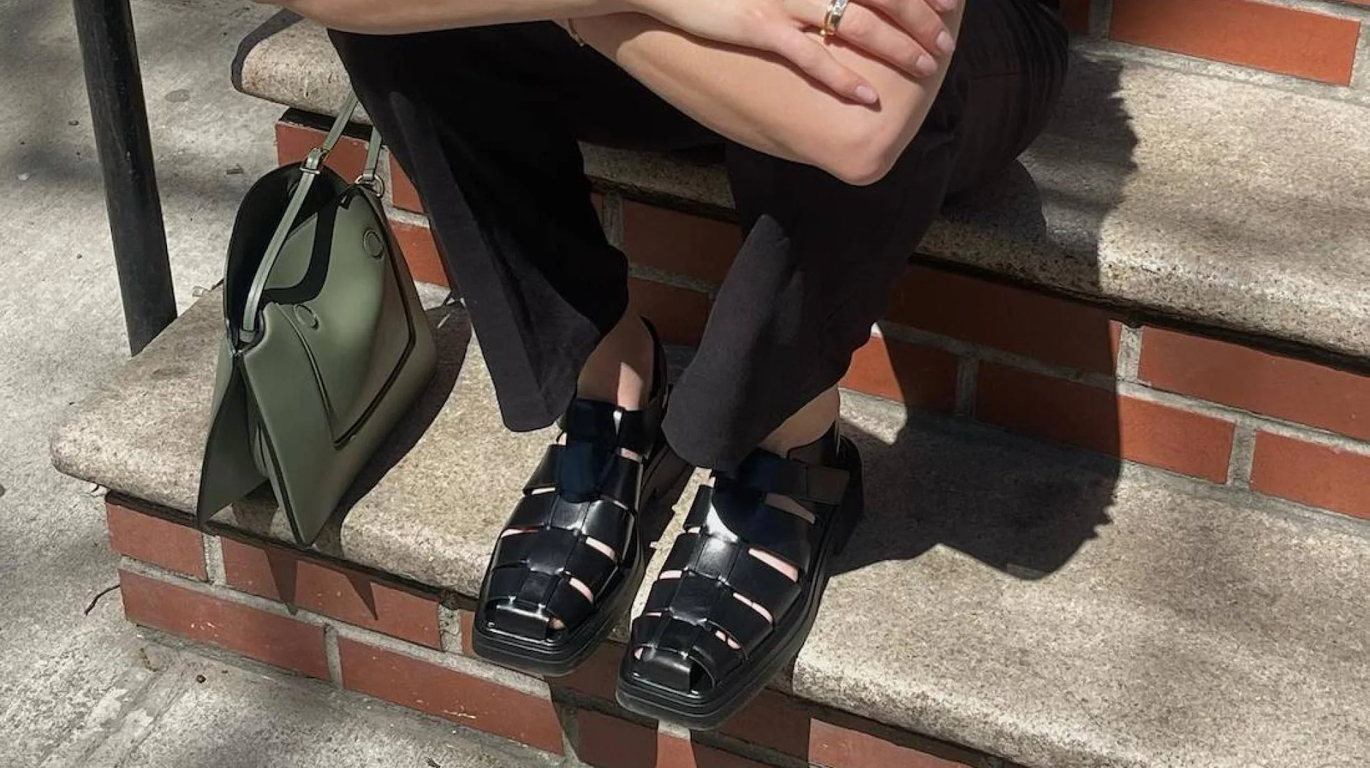 Como llevar sandalias cangrejeras de color negro en Primavera Verano 2023