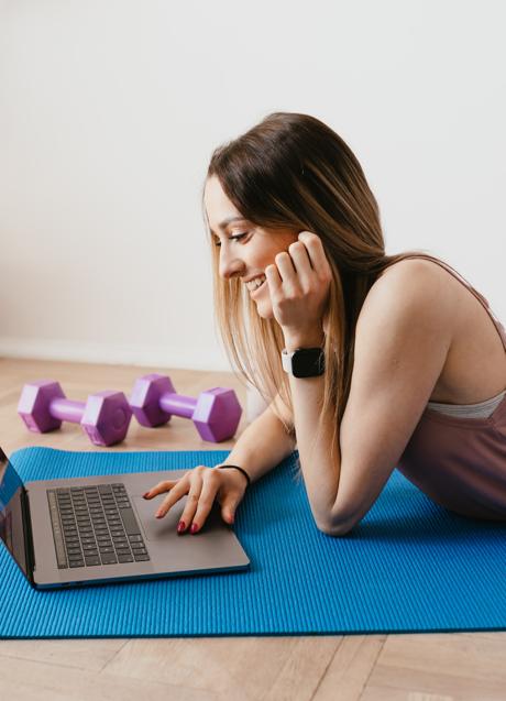 Mujer entrenando con pesas/PEXELS