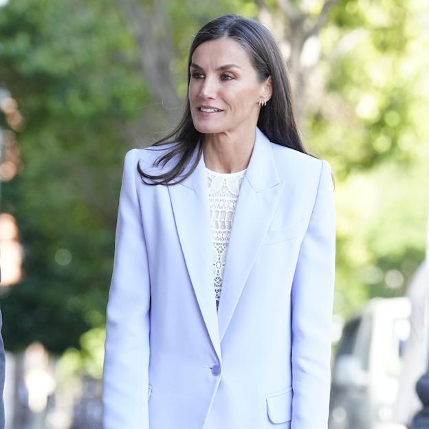 La reina Letizia, impresionante con traje de chaqueta pastel oversized y top blanco bordado en el XXII Congreso Salud Mental España