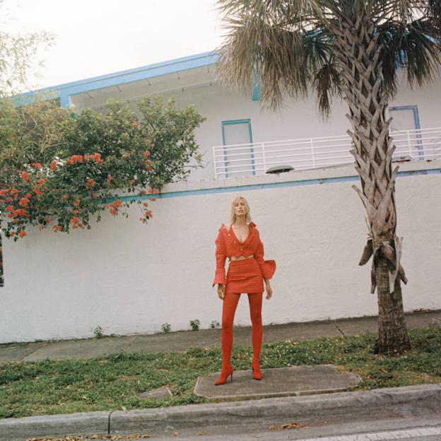 Chaqueta, falda y zapatos de Patou, top de ThirdLove y pendientes de Jennifer Fisher.