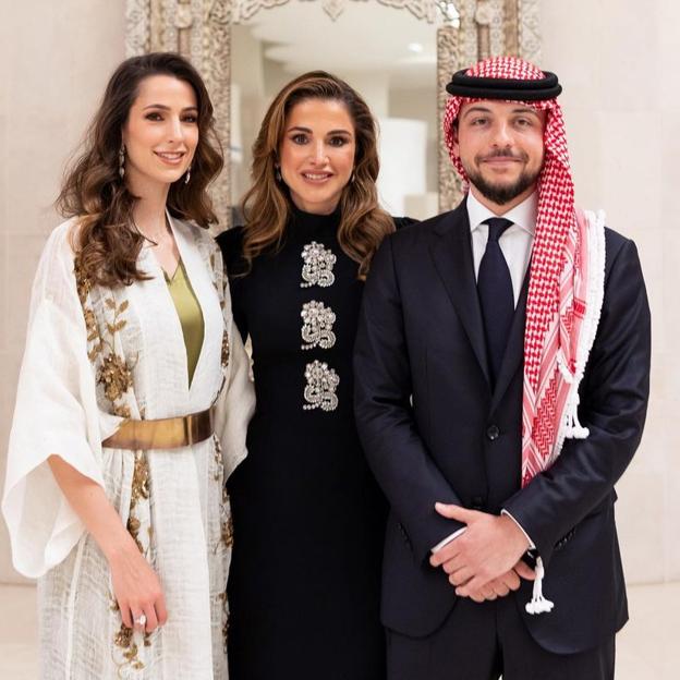 Rania de Jordania, junto a su hijo mayor y su prometida.