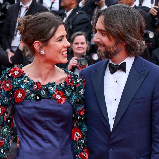 Carlota de Mónaco mira sonriente a su marido, Dimitri Rassam, en la alfombra roja del Festival de Cannes 2023. 