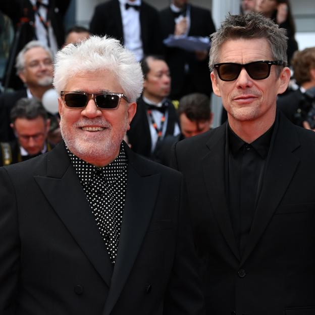 Españoles en la alfombra roja del Festival de Cannes 2023: los mejores looks del segundo día, de Pedro Almodóvar a Manu Ríos