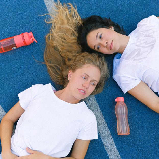 Mujeres con equipamiento deportivo