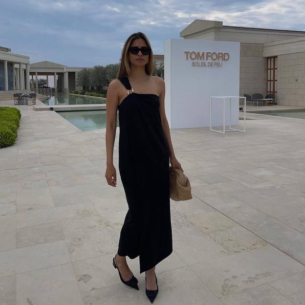 Las influencers han encontrado el vestido negro más elegante de la temporada al que no te podrás resistir