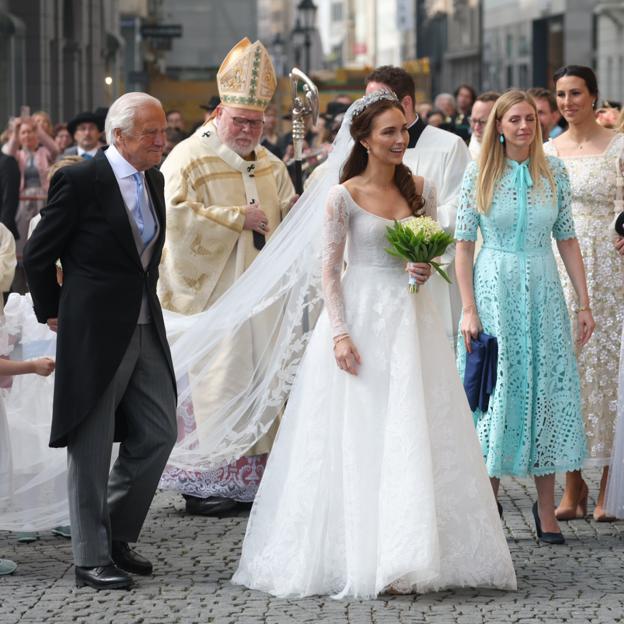 Sophie-Alexandra Evekink, vestida de novia y acompañada por su padre en la entrada a la iglesia