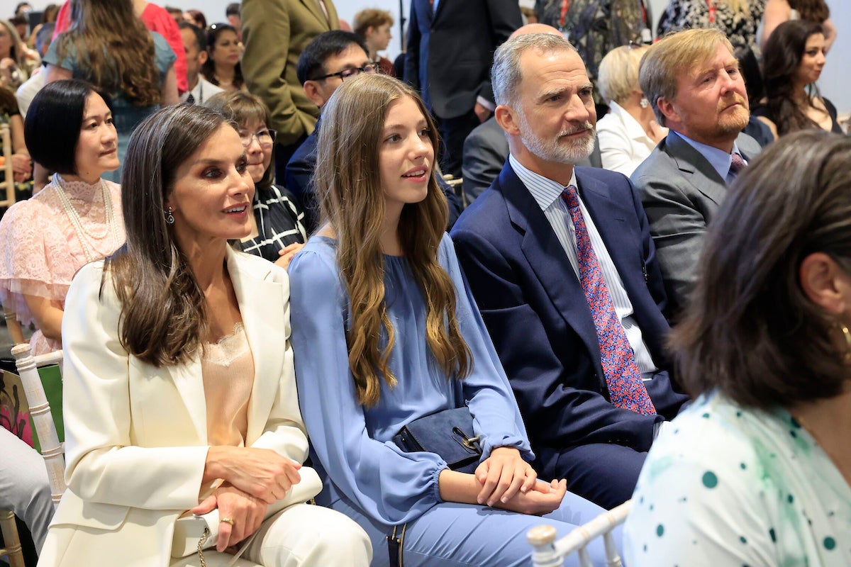 La reina Letizia junto al </p><p>el rey Felipe VI y</p><p> la infanta Sofía, en la graduación de Leonor. 