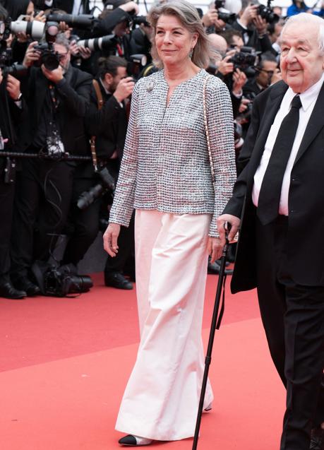 Carolina de Mónaco con un look con pantalones blancos en Cannes. / GTRES