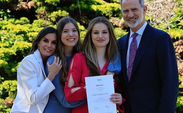 La foto de familia al completo, con la princesa Leonor sosteniendo su diploma. 