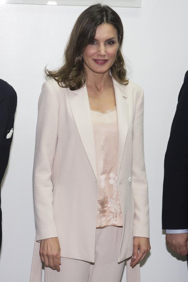 La reina Letizia con el top de Zara