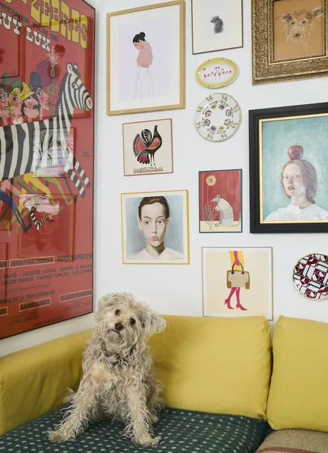 Illustrations and paintings by the owners.  Photo: UXÍO DA VILA
