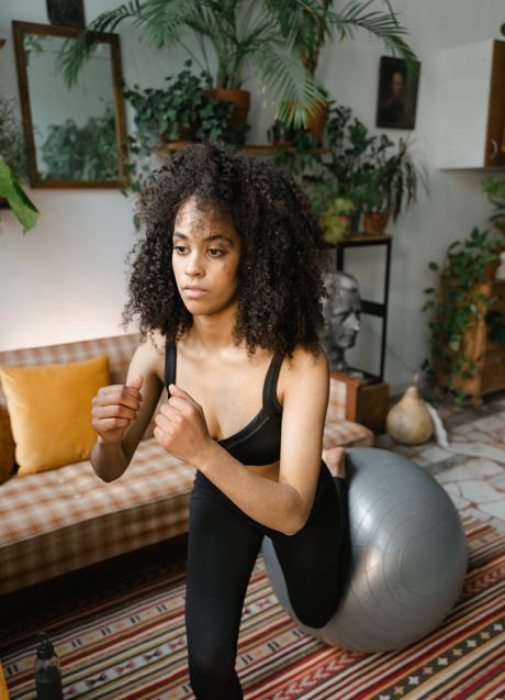 Mujer entrenando con pelota/PEXELS