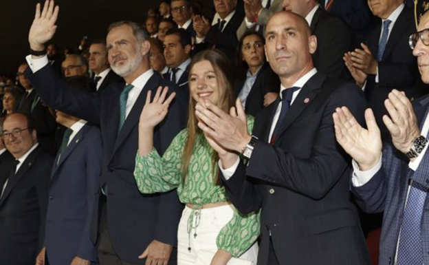 La infanta Sofía con su padre, el rey Felipe, y el presidente de la Federación Española de Fútbol, Luis Rubiales, en la final de la Copa del Rey en Sevilla, este año. 