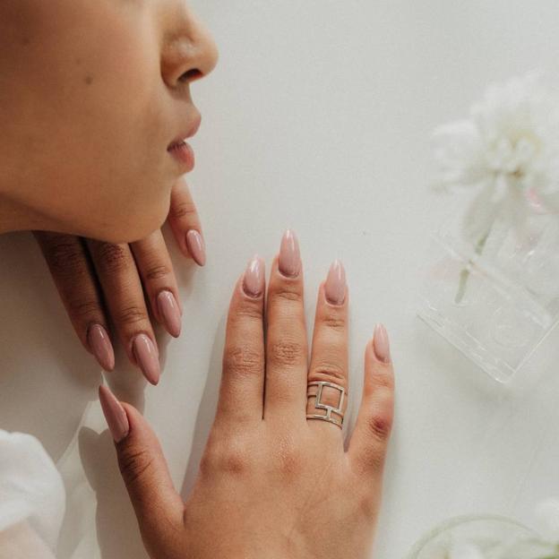 Mujer con uñas de gel