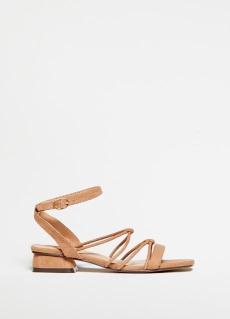 Sandalias de ante de Sfera (21,99 euros)