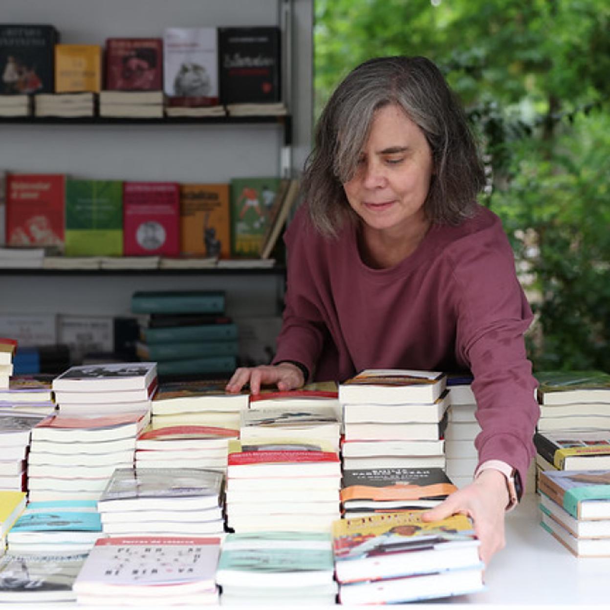 Una librera prepara los libros de una de las casetas de la Feria del Libro de Madrid. /FLM