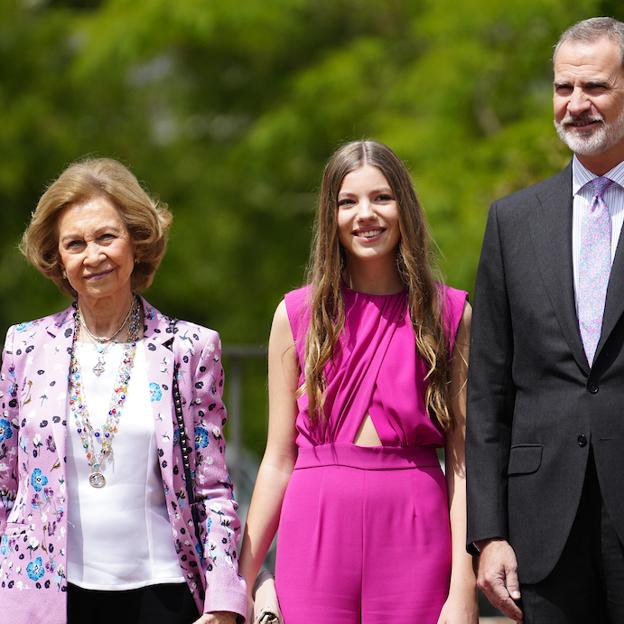 El look elegantísimo de la reina Sofía en la confirmación de la infanta Sofía: blazer con estampado floral y pantalón negro