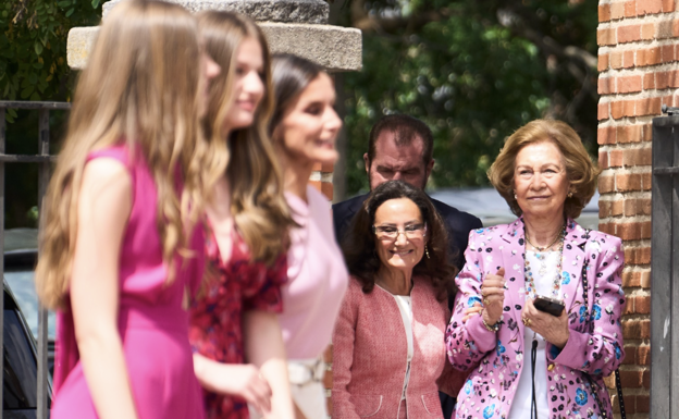 Las orgullosas abuelas, Sofía de Grecia y Paloma Rocasolano, observan desde un lateral el posado de los reyes Felipe y Letizia junto a sus hijas, Sofía y Leonor, con motivo de la confirmación de la infanta. 