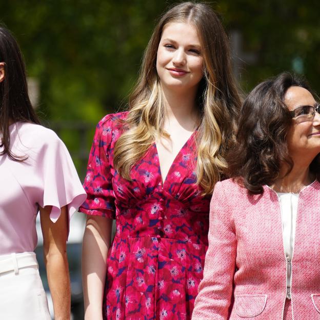 La princesa Leonor deslumbra en la confirmación de su hermana Sofía con un espectacular vestido estampado ideal para invitadas