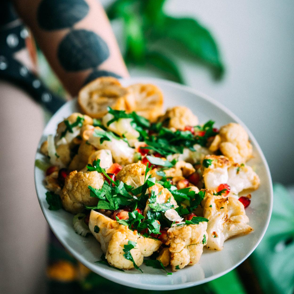 Plato de coliflor con perejil y granada./Foto de Julia Joppien en Unsplash