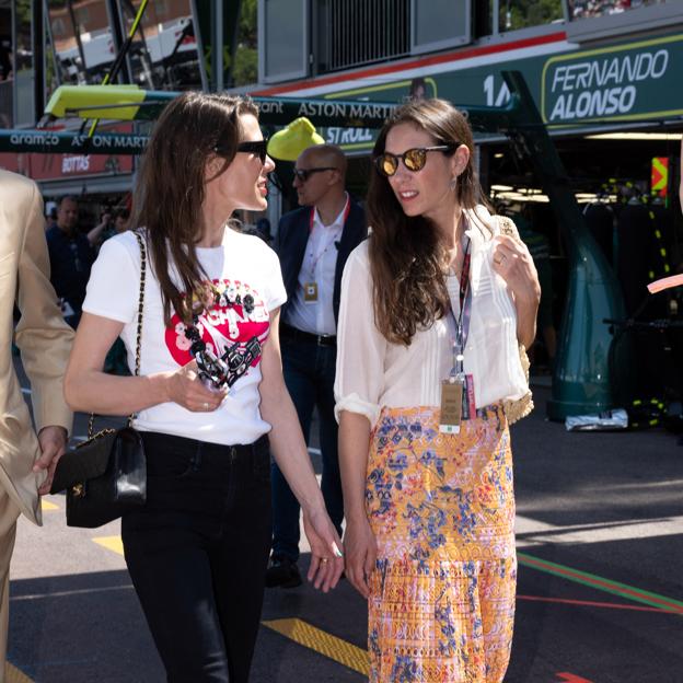 Carlota Casiraghi junto a Tatiana Santo Domingo en la
						Fórmula 1.