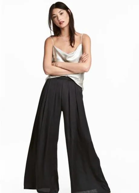 Pantalón negro de satén de H&M, 23,99 euros.