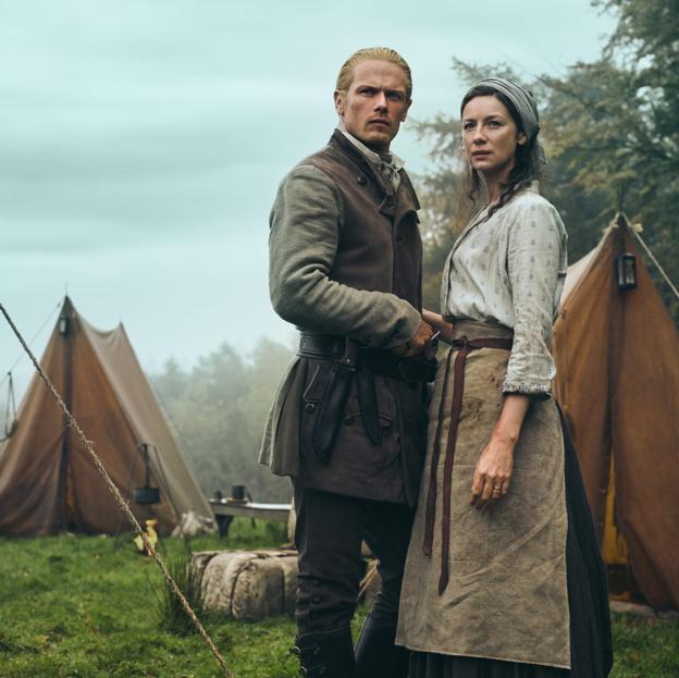 Sam Heughan y Caitriona Balfe en una imagen de la nueva temporada de Outlander.