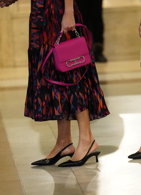 El bolso de Carolina Herrera y los zapatos negros destalonados de la reina Letizia. FOTO: Limited Pictures.