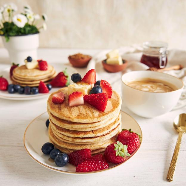 Panqueques de avena con bayas y miel. 