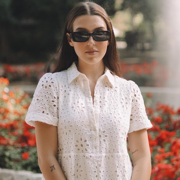 El look con vestido camisero y sandalias planas de Alba Díaz que todas van querer llevar este verano