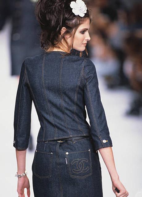 La supermodelo Stephanie Seymour con look total denim de pasarela de Chanel.