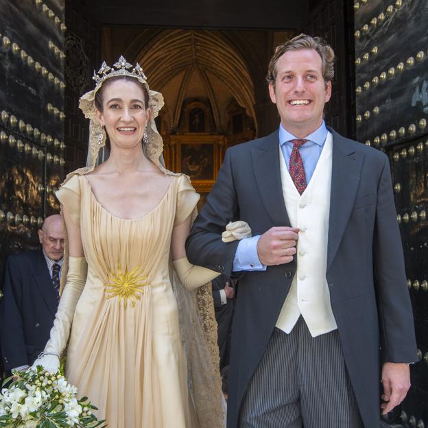 El vestido de novia made in Spain con tiara de perlas y diamantes de Sol Medina, hija de los duques de Segorbe (y prima de Rafael Medina)