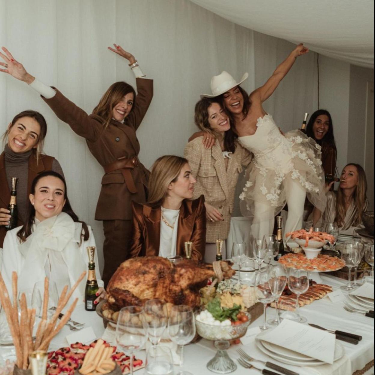 Un grupo de amigas en una comida. /@paulaordovas