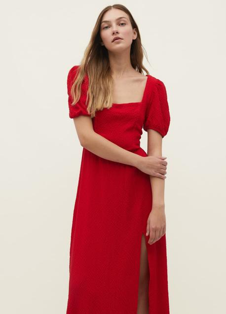 Vestido rojo de Stradivarius (29,99 euros)