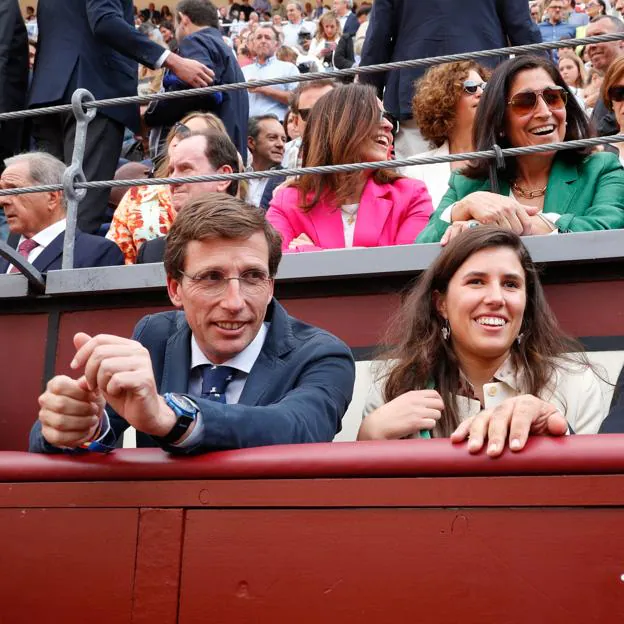 El alcalde de Madrid, José Luis Martínez Almeida, con su novia, Teresa Urquijo.
