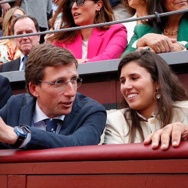 Quién es quién en la familia de Teresa Urquijo, la novia de Almeida: su relación con los Borbón y su amistad con Letizia y Felipe