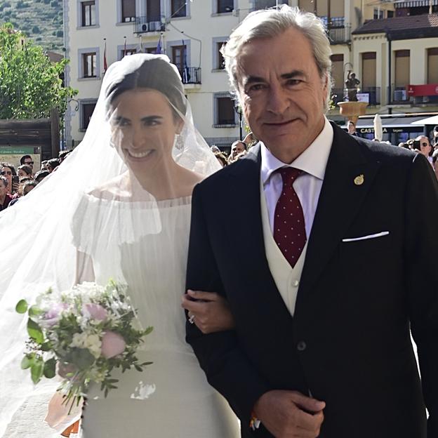 Así ha sido la boda de Blanca Sainz, hija mayor de Carlos Sainz: un vestido de novia espectacular, un padrino orgulloso y 250 invitados