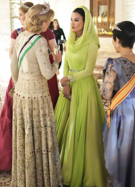 La jequesa de Catar, con su imponente Valentino verde limón, charlando con Máxima de Holanda durante el cóctel de la boda en Jordania del príncipe heredero Hassan. (FOTO: D.R.)