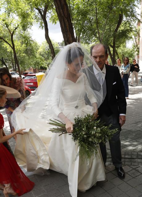 Mónica Remartínez entrando a la iglesia el día de su boda. Foto: Gtres.