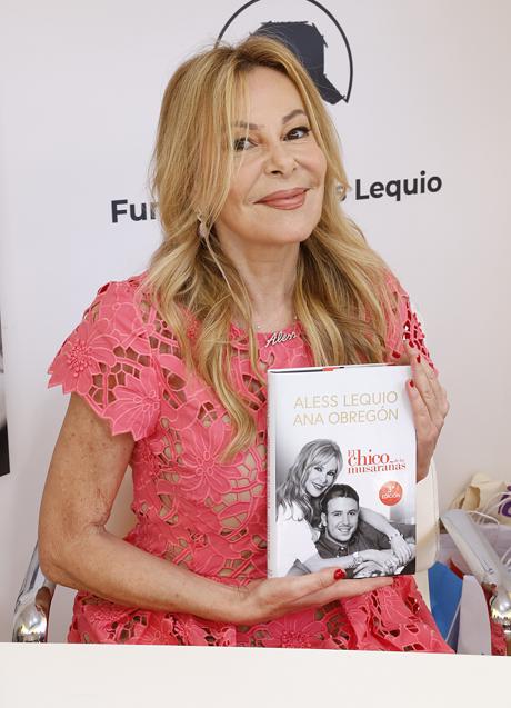 Ana Obregón posa con el libro de Aless Lequio. / GTRES