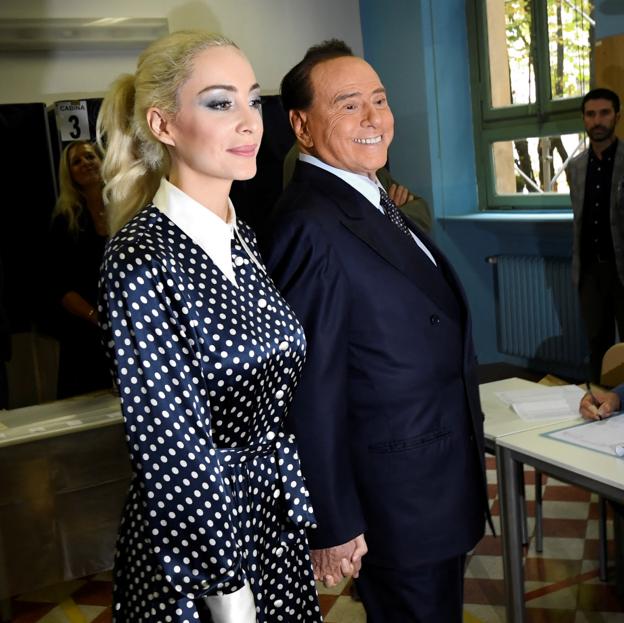 Todas las mujeres de Silvio Berlusconi: sus dos esposas, sus escandalosas aventuras y la última novia 53 años más joven que él