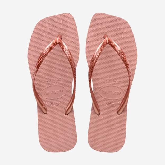 Chanclas en color rosado con puntera cuadrada (29,99 euros).