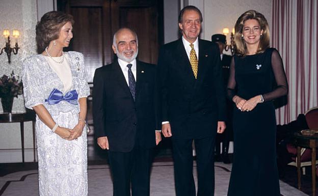 La reina Sofía y Noor de Jordania, junto al rey Hussein y don Juan Carlos.