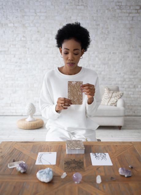 Mujer echando las cartas del Tarot/PEXELS