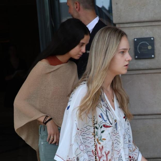 La hija pequeña de la infanta Cristina e Iñaki Urdangarin, Irene Undangarin el día de su graduación. 