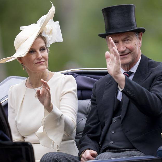 El look de Sophia de Edimburgo en el desfile Trooping the Colour: vestido blanco roto y una pamela muy original