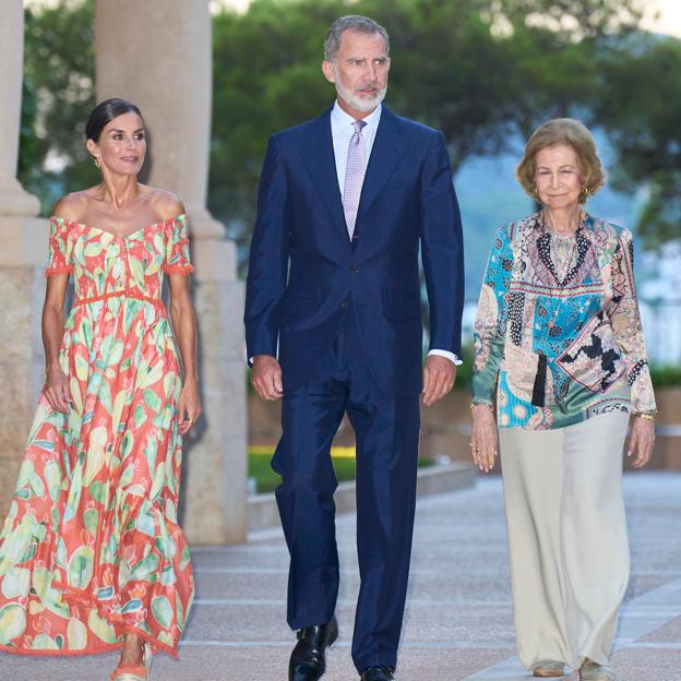 La reina Letizia, el rey Felipe y la reina eméritoa Sofía, durante una recepción en Marivent el verano pasado. 