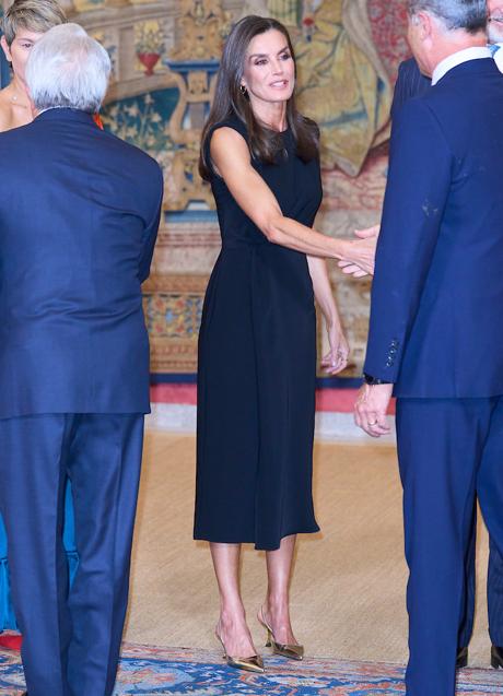 La reina Letizia puede presumir tranquilamente de brazos, pero también de postura corporal, como demuestra en los larguísimos besamanos que atiende cada mes. (FOTO: LIMITED PICTURES)