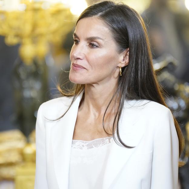 La reina Letizia copia a la reina Sofía con el look con el que acertar siempre: el traje blanco que está en las rebajas de Zara