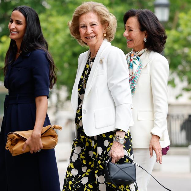 Así es la colección de bolsos de lujo de la reina Sofía: desde el Puzzle de Loewe hasta el Luna de Coach